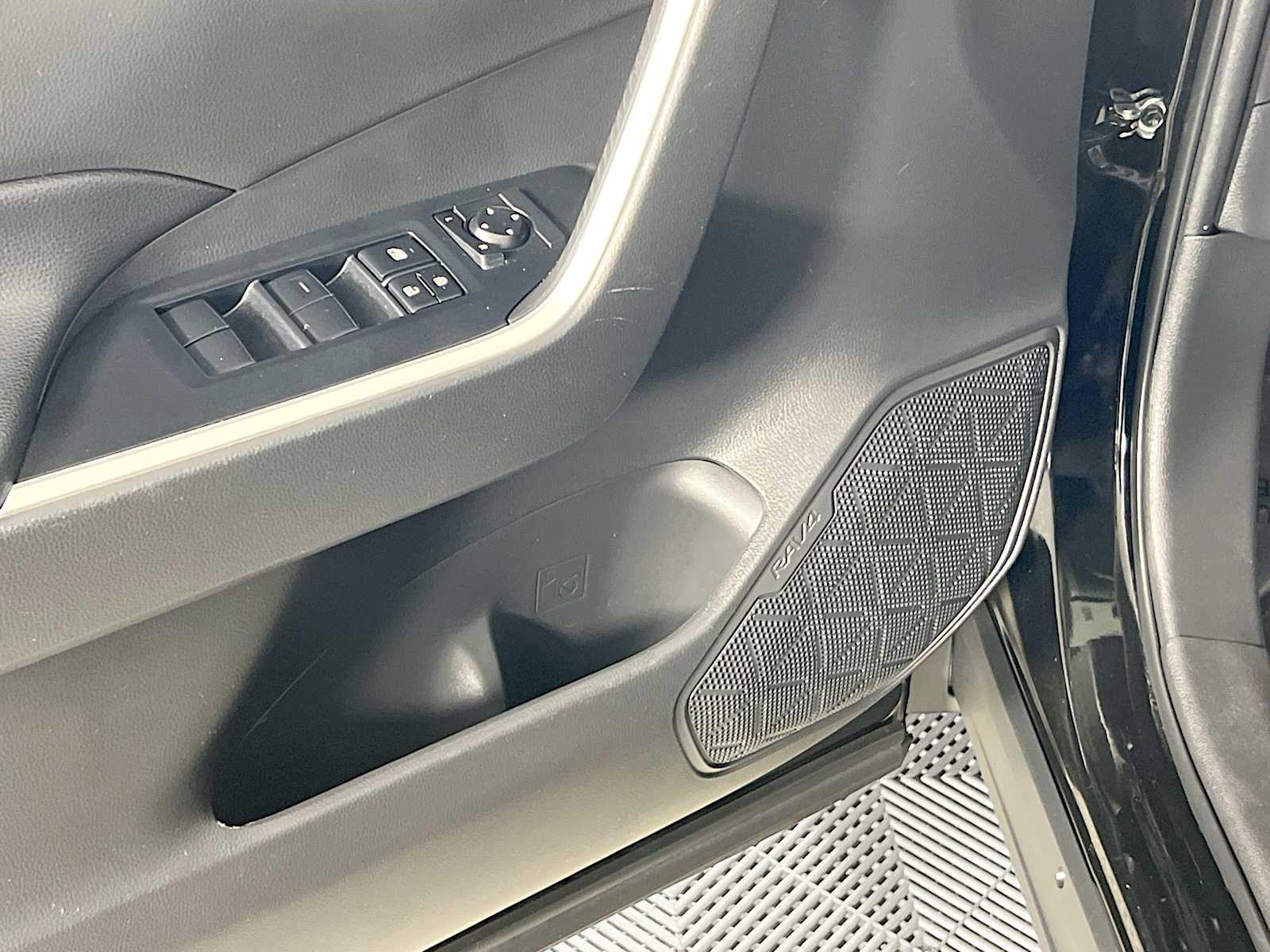 2022 Toyota RAV4 LE - Photo 18