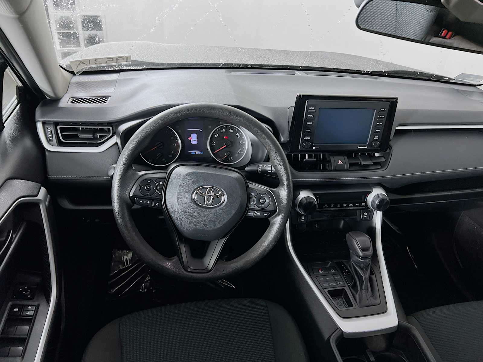 2022 Toyota RAV4 LE - Photo 21
