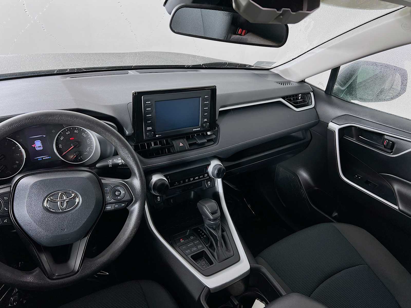2022 Toyota RAV4 LE - Photo 22