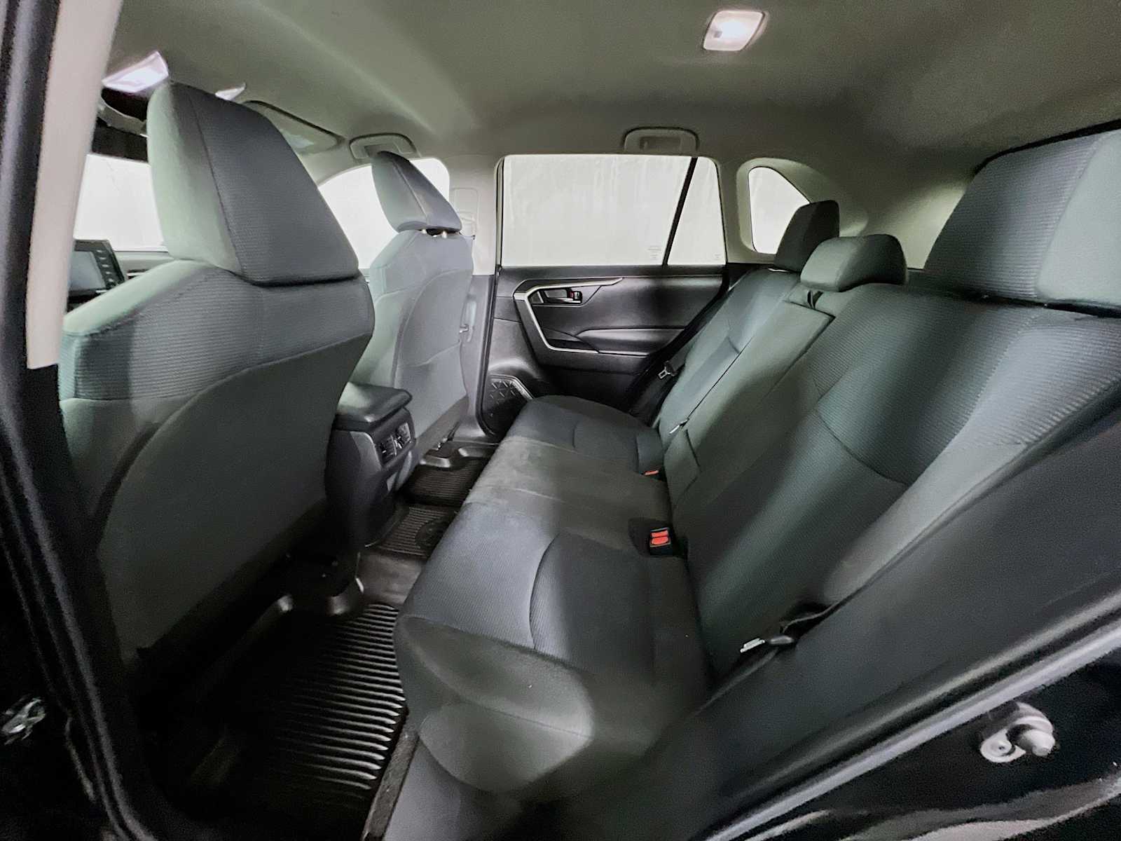 2022 Toyota RAV4 LE - Photo 23