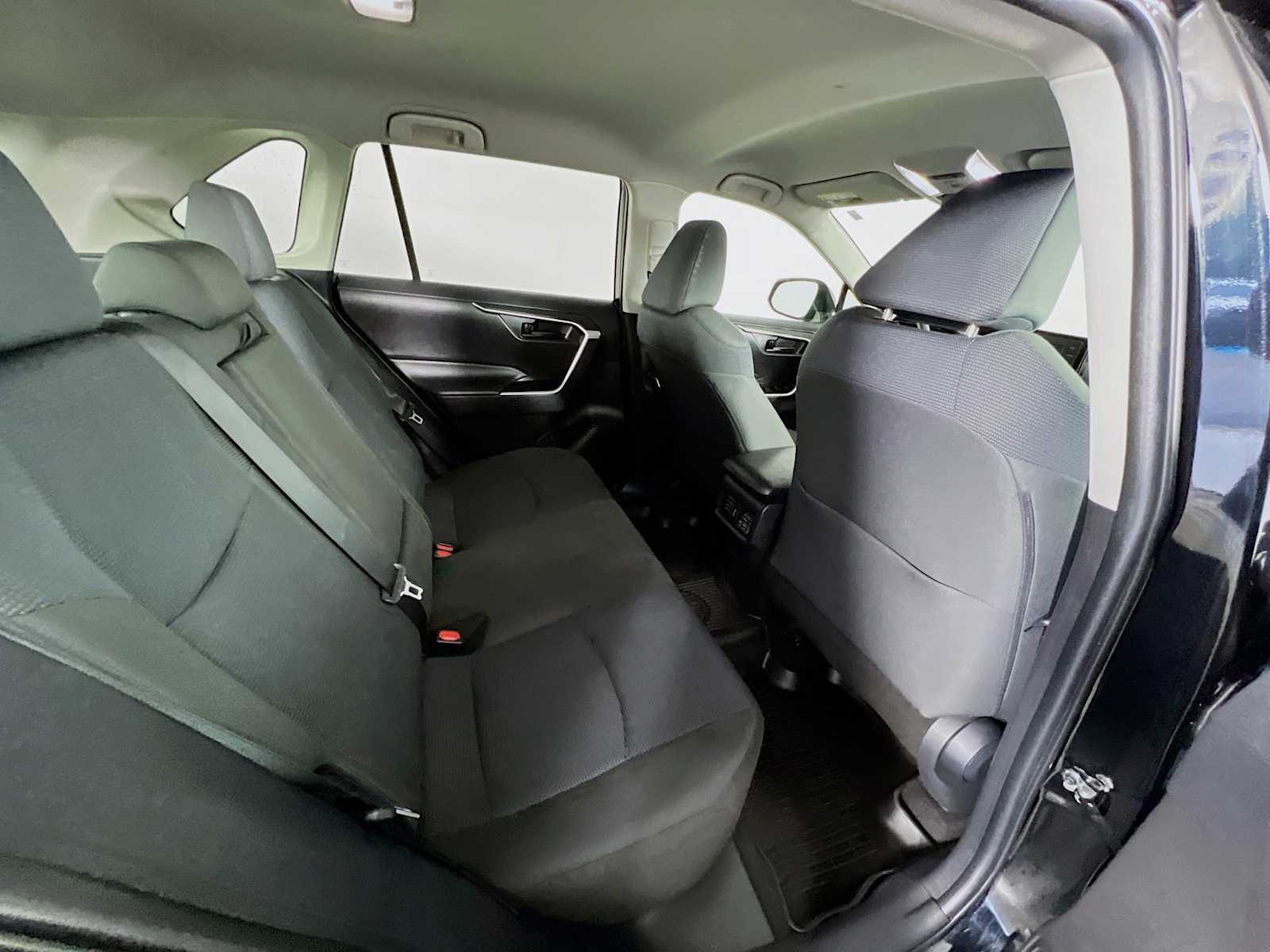2022 Toyota RAV4 LE - Photo 25