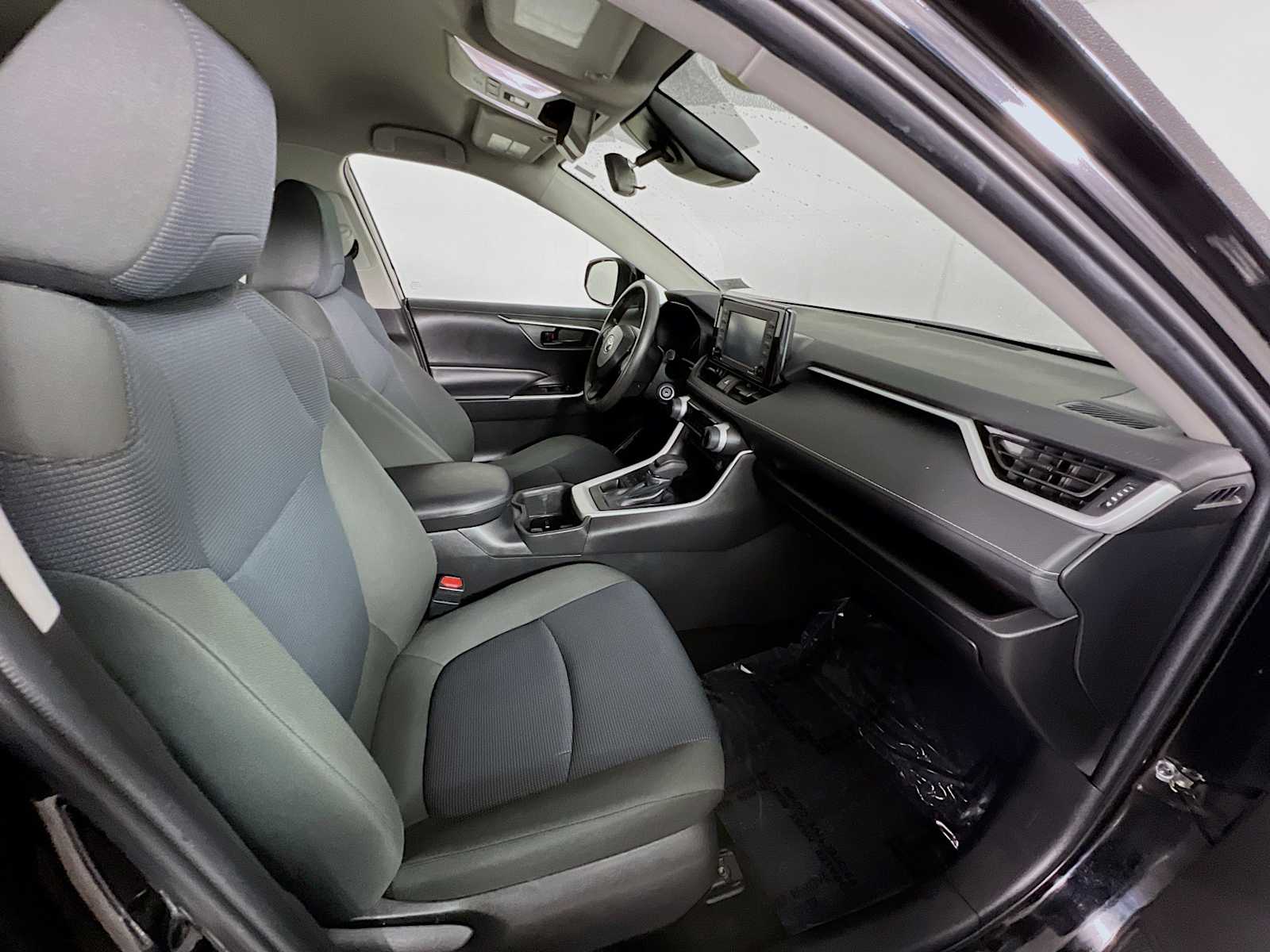 2022 Toyota RAV4 LE - Photo 26