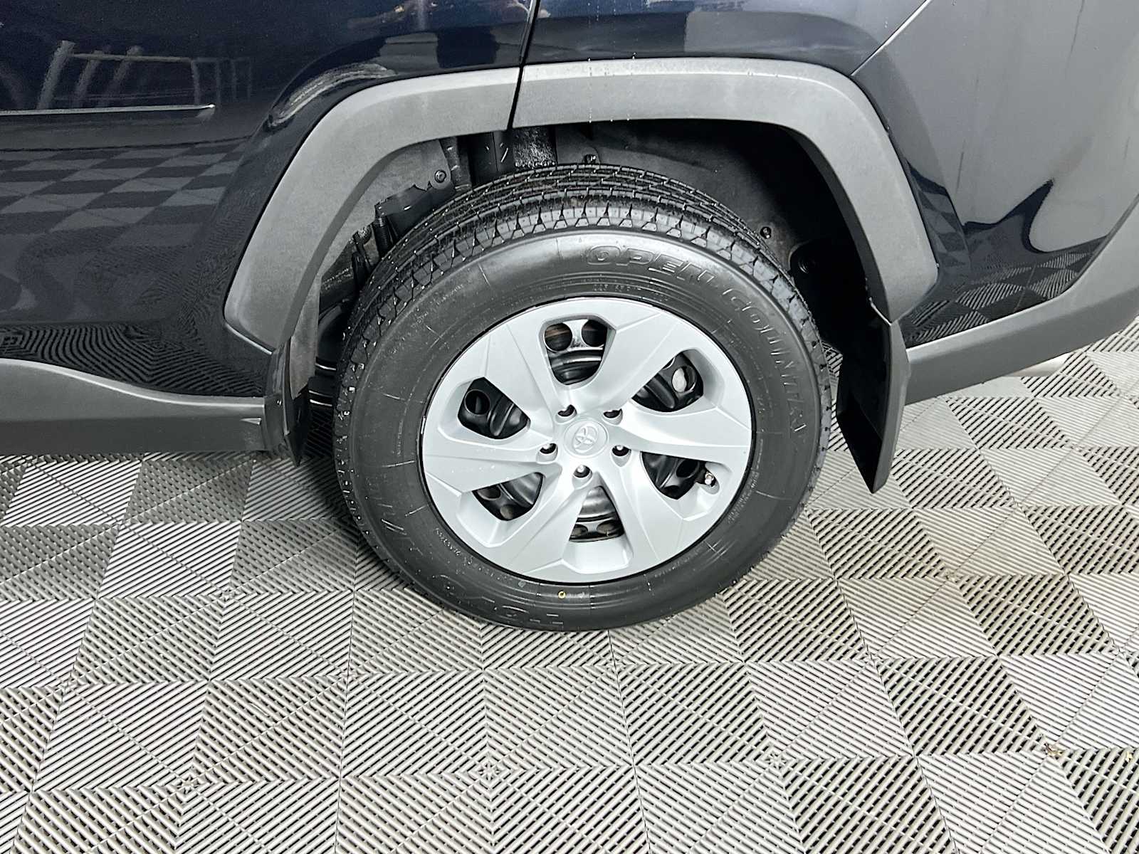 2022 Toyota RAV4 LE - Photo 29