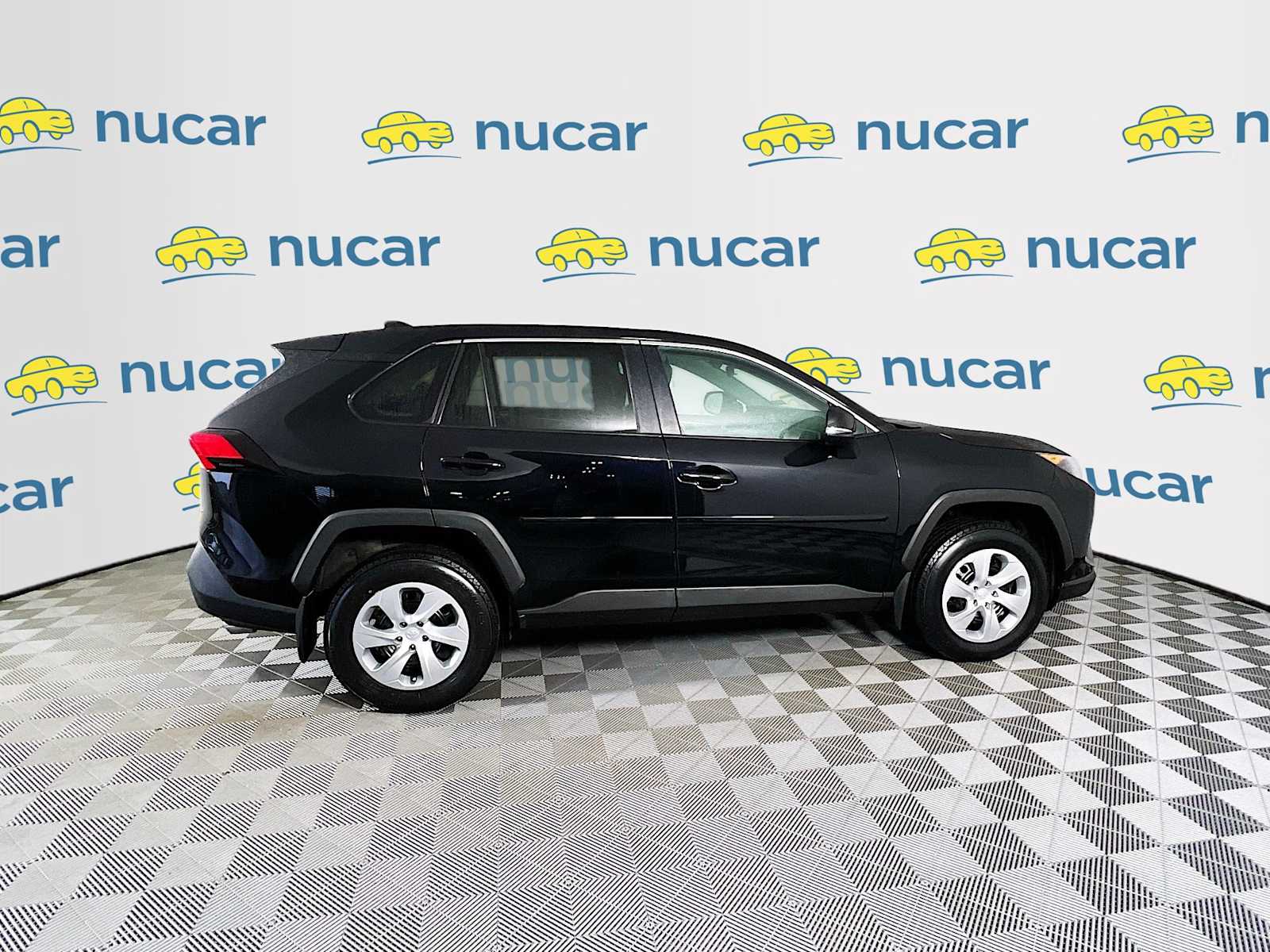 2022 Toyota RAV4 LE - Photo 8