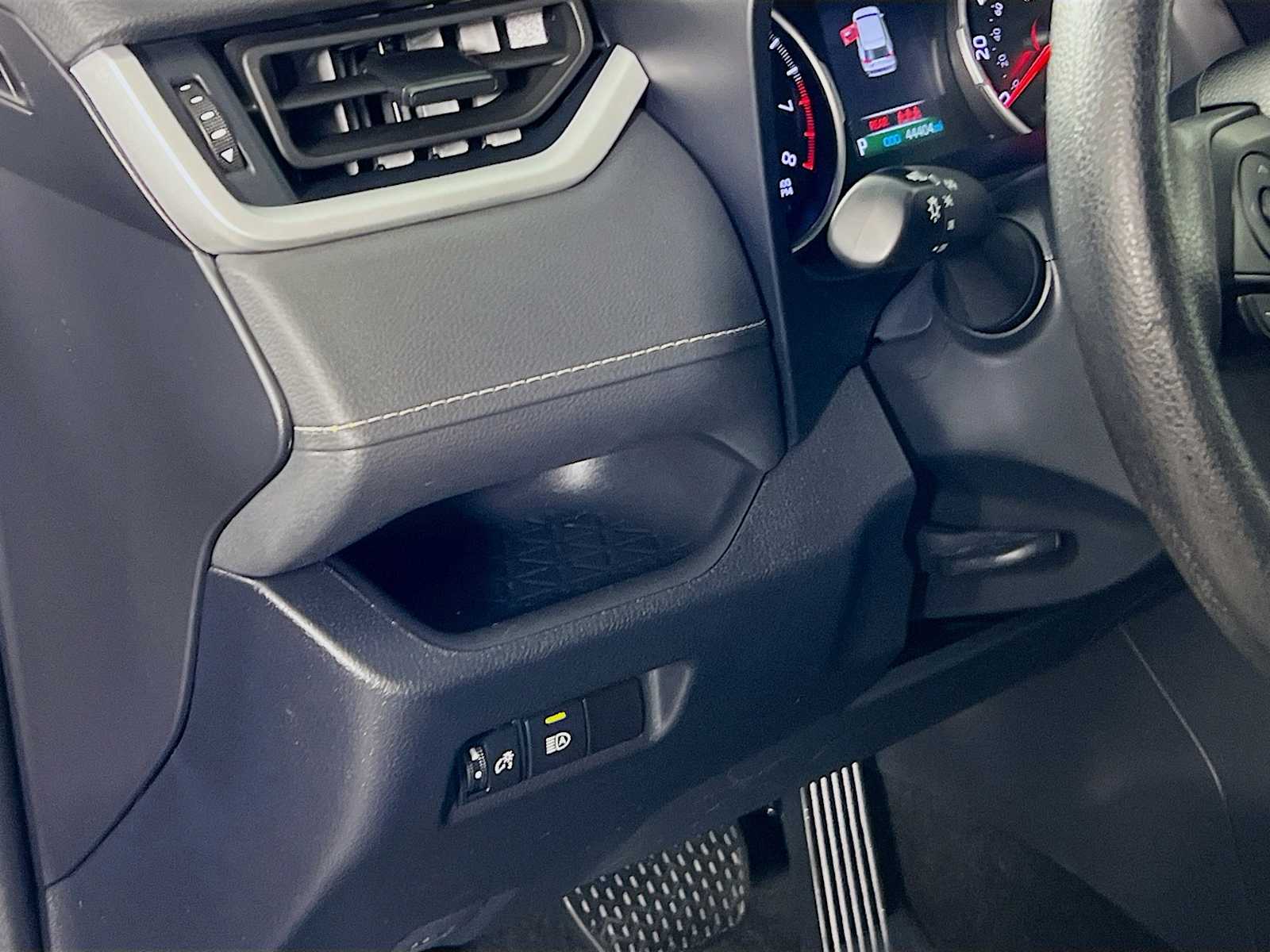 2022 Toyota RAV4 LE - Photo 10