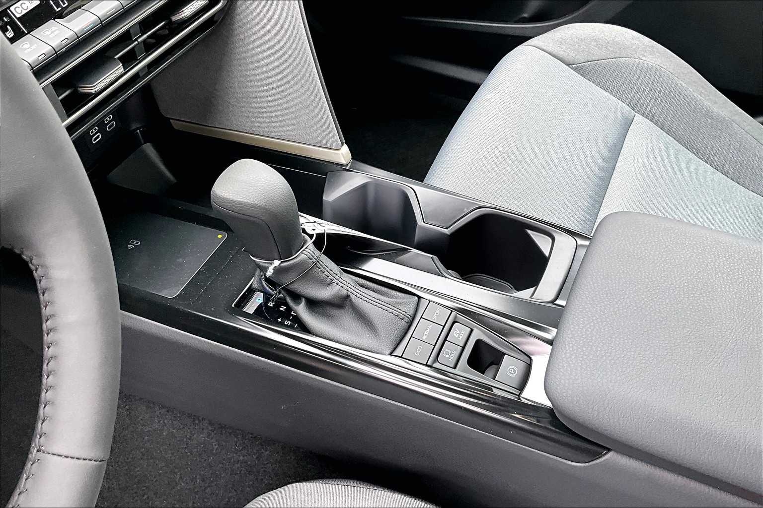 2025 Toyota Camry LE - Photo 14