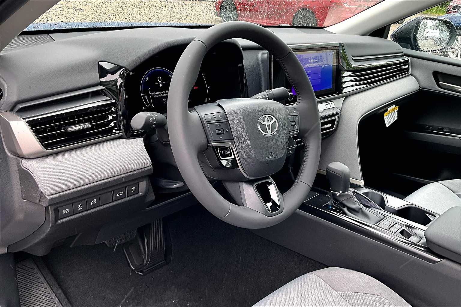 2025 Toyota Camry LE - Photo 9