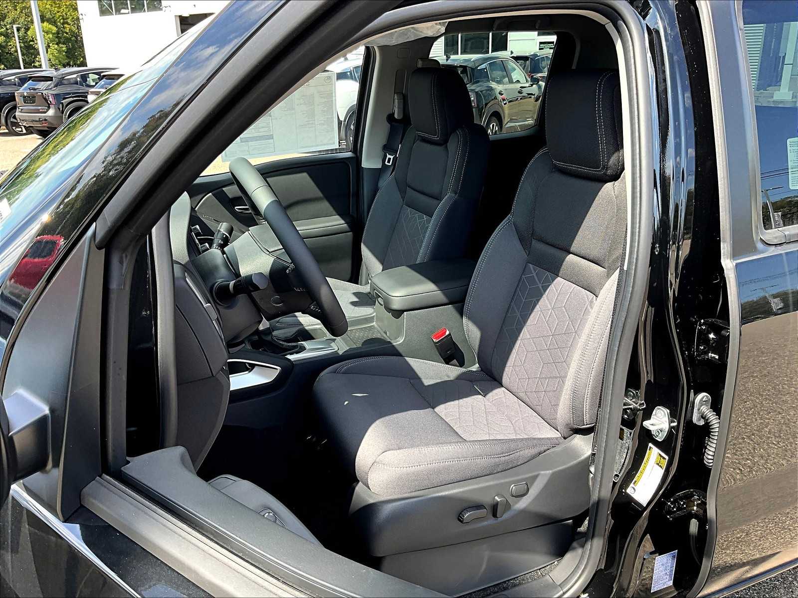 2025 Nissan Frontier SV - Photo 11