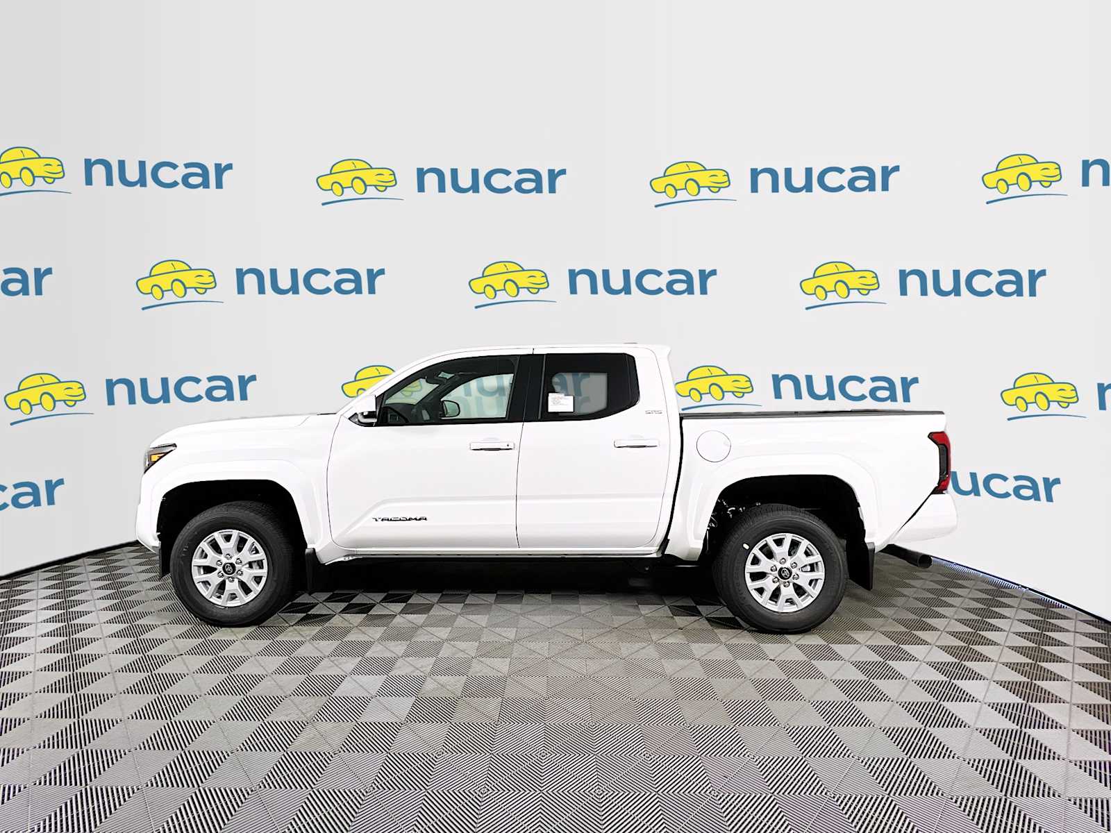 2025 Toyota Tacoma SR5 - Photo 3