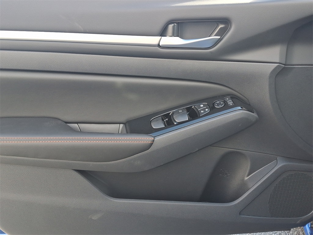 2025 Nissan Altima 2.5 SR - Photo 8