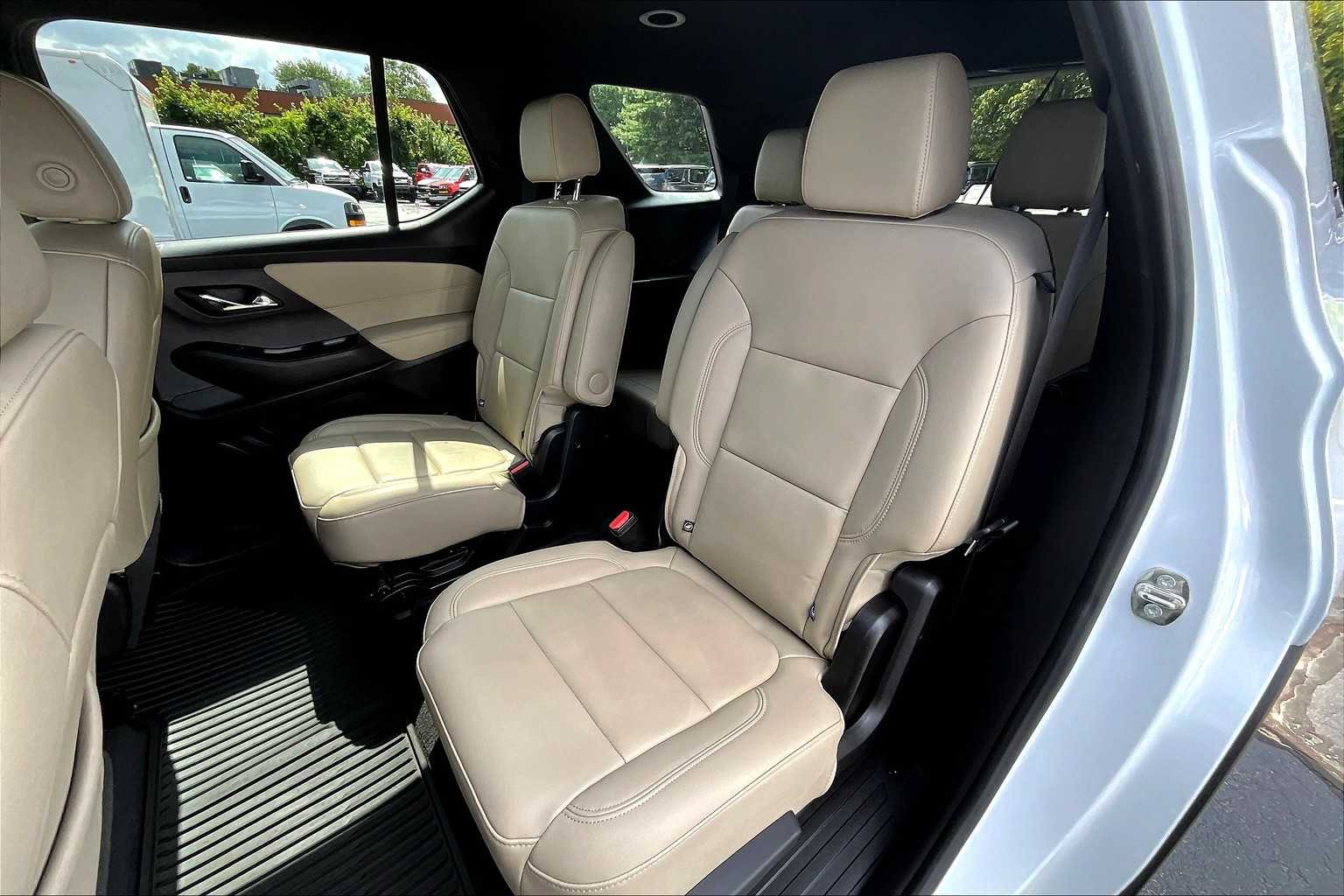 2022 Chevrolet Traverse LT Leather - Photo 14