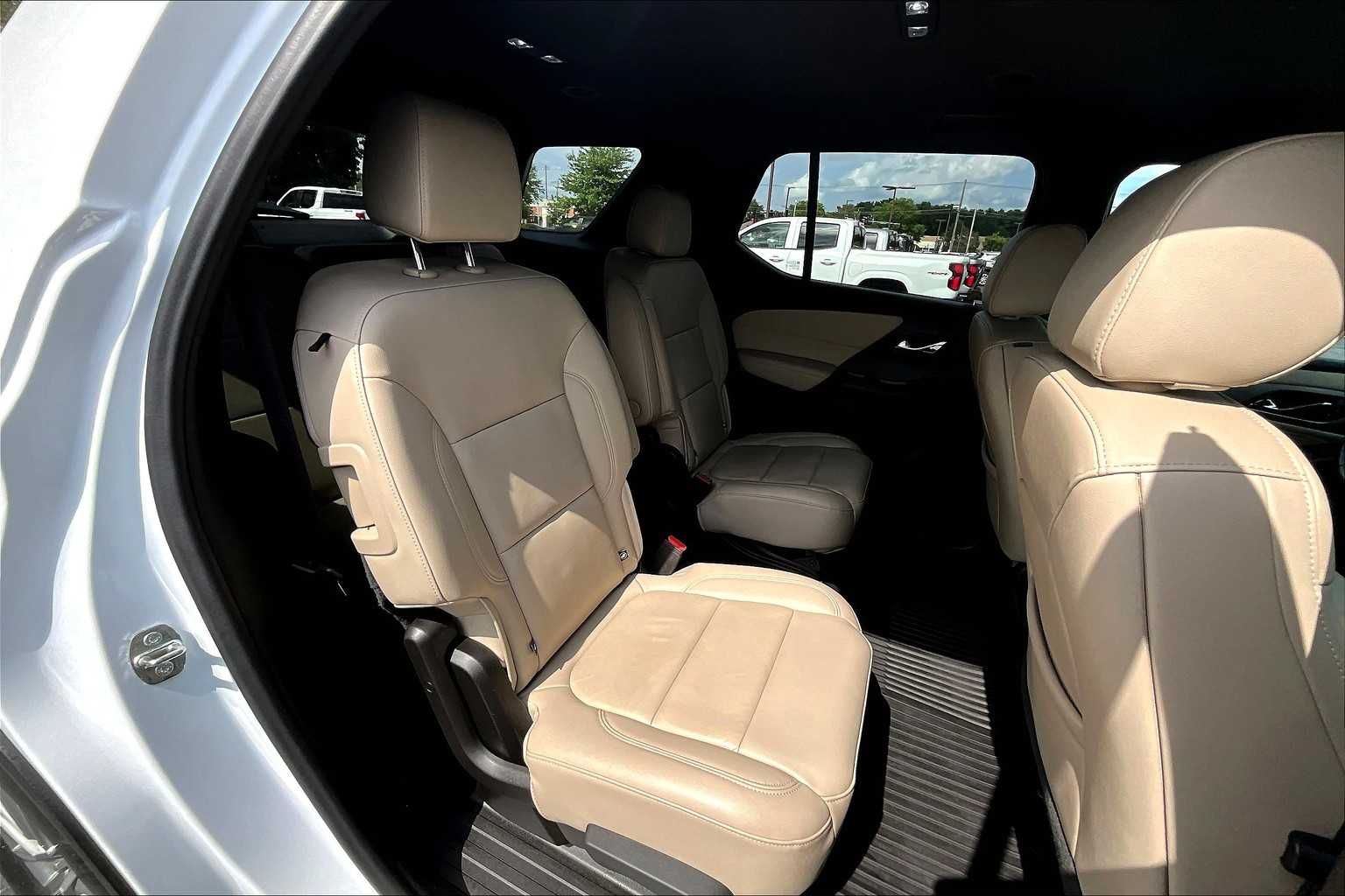 2022 Chevrolet Traverse LT Leather - Photo 15