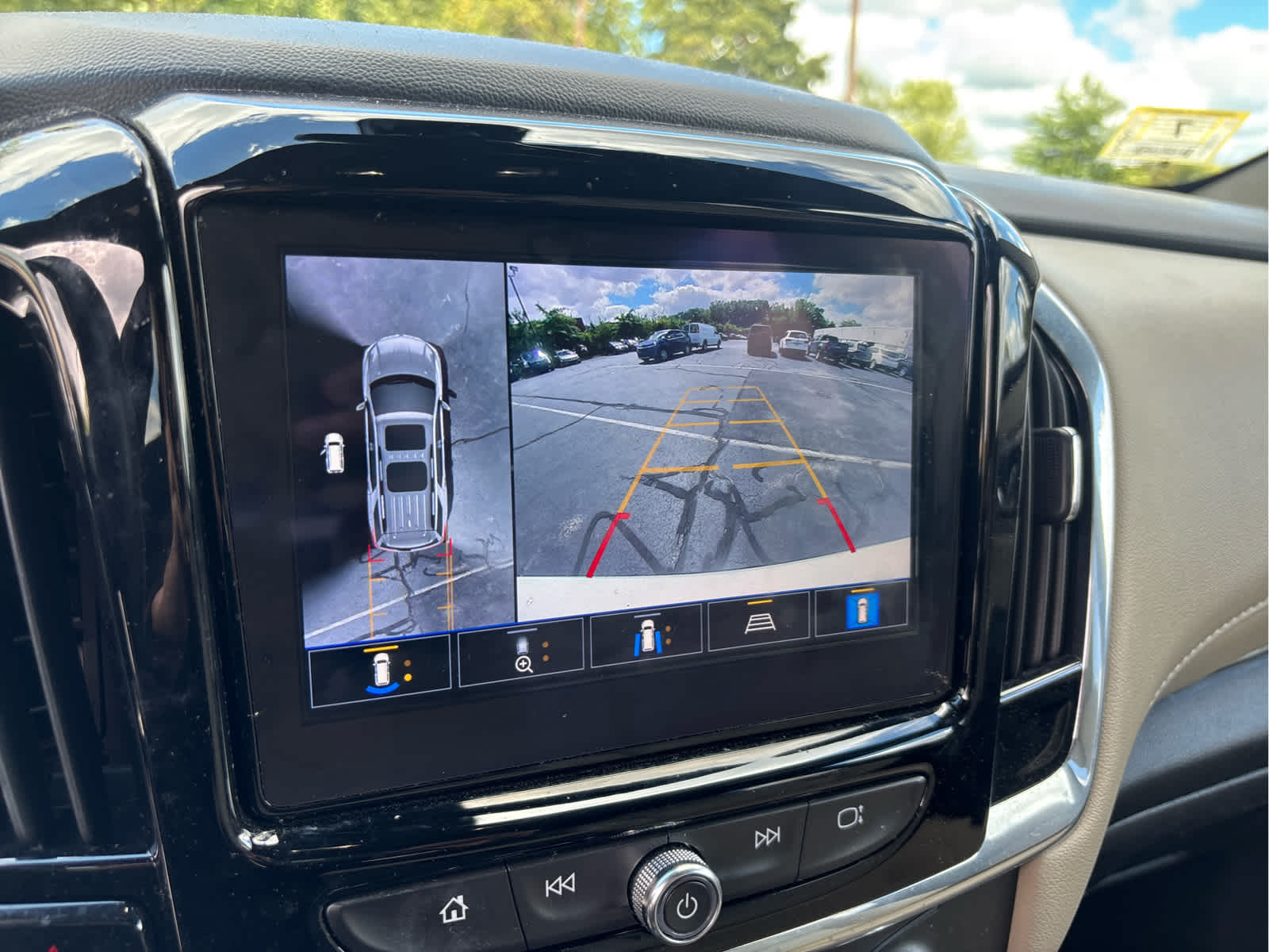 2022 Chevrolet Traverse LT Leather - Photo 10