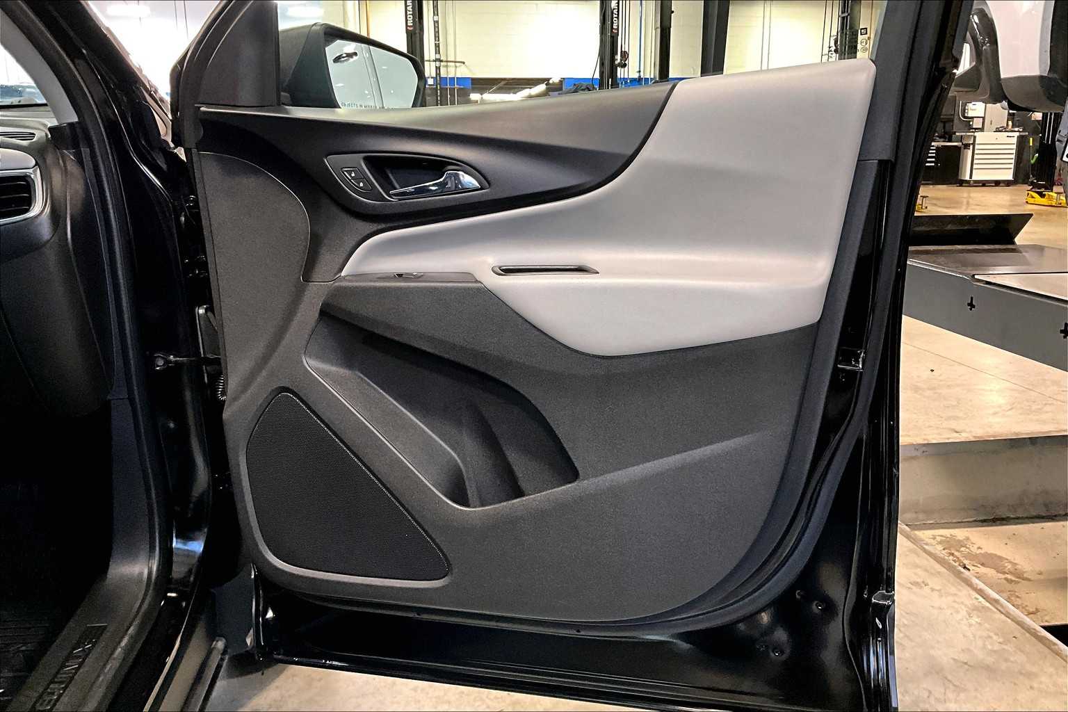 2020 Chevrolet Equinox LS - Photo 12