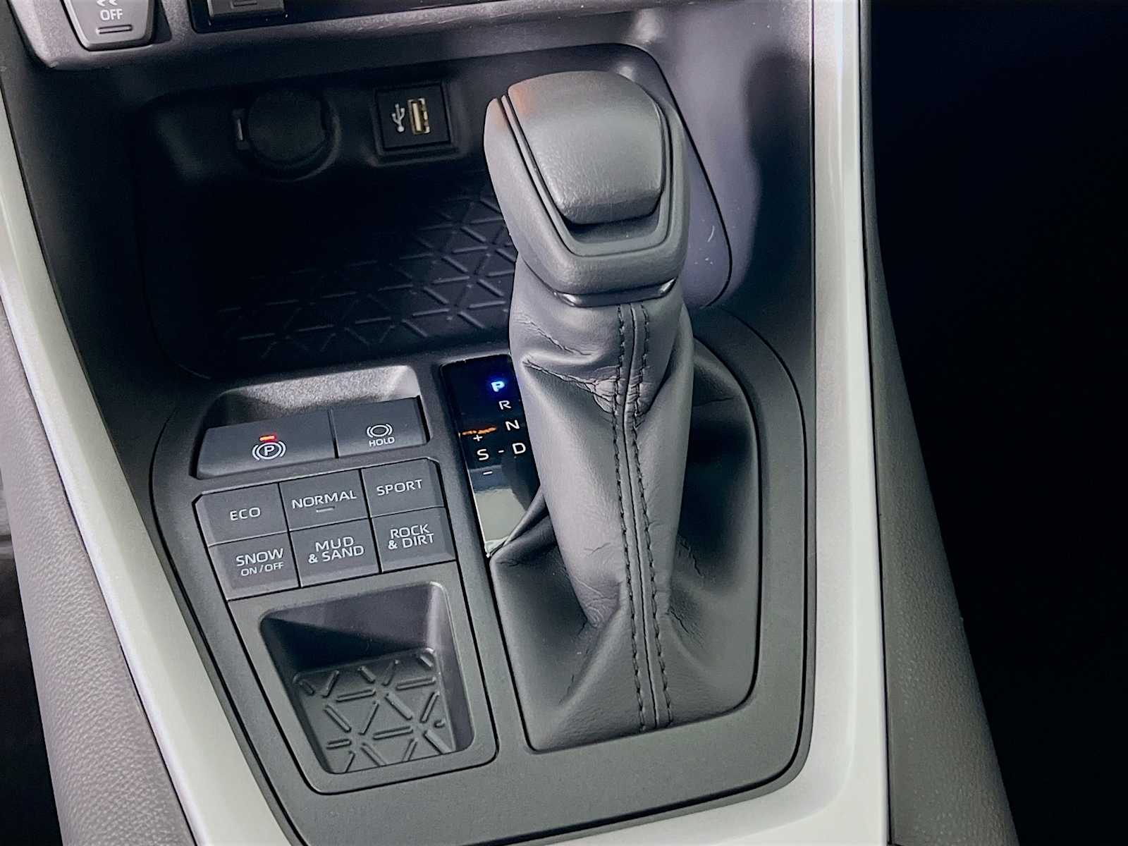 2025 Toyota RAV4 XLE - Photo 11