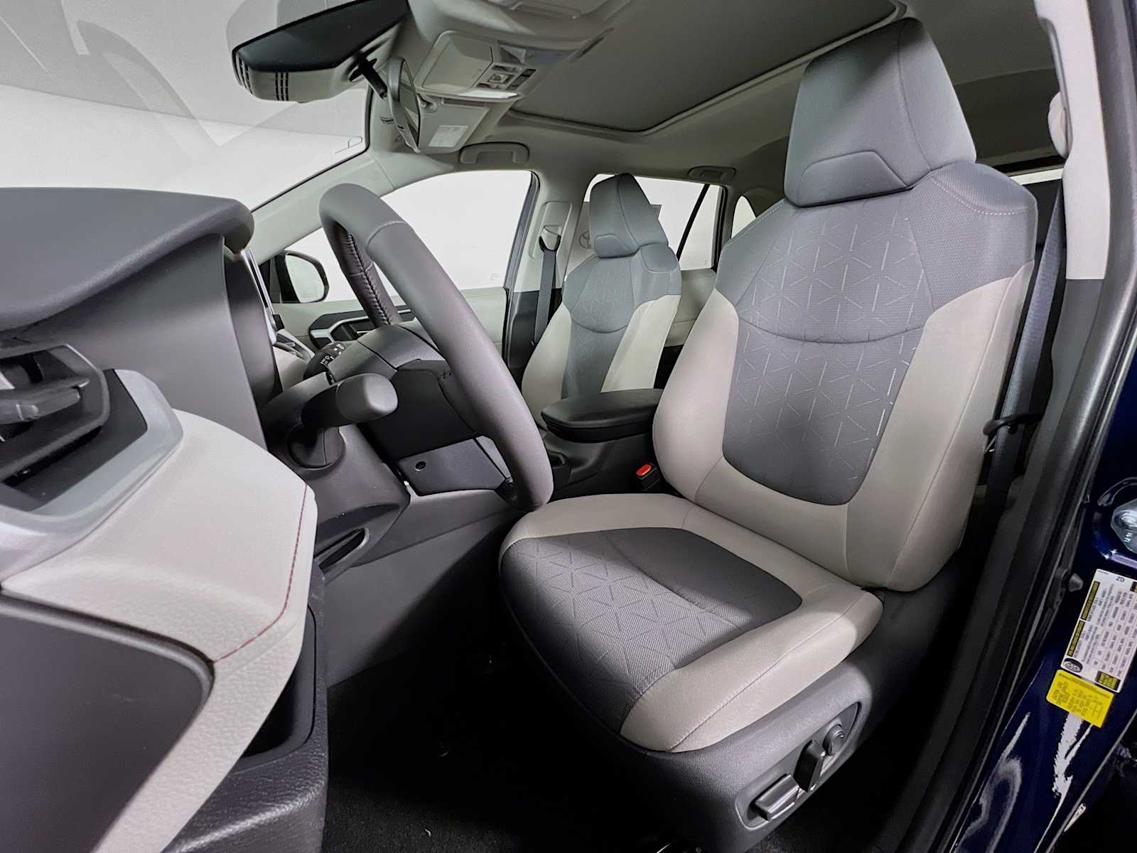 2025 Toyota RAV4 XLE - Photo 12