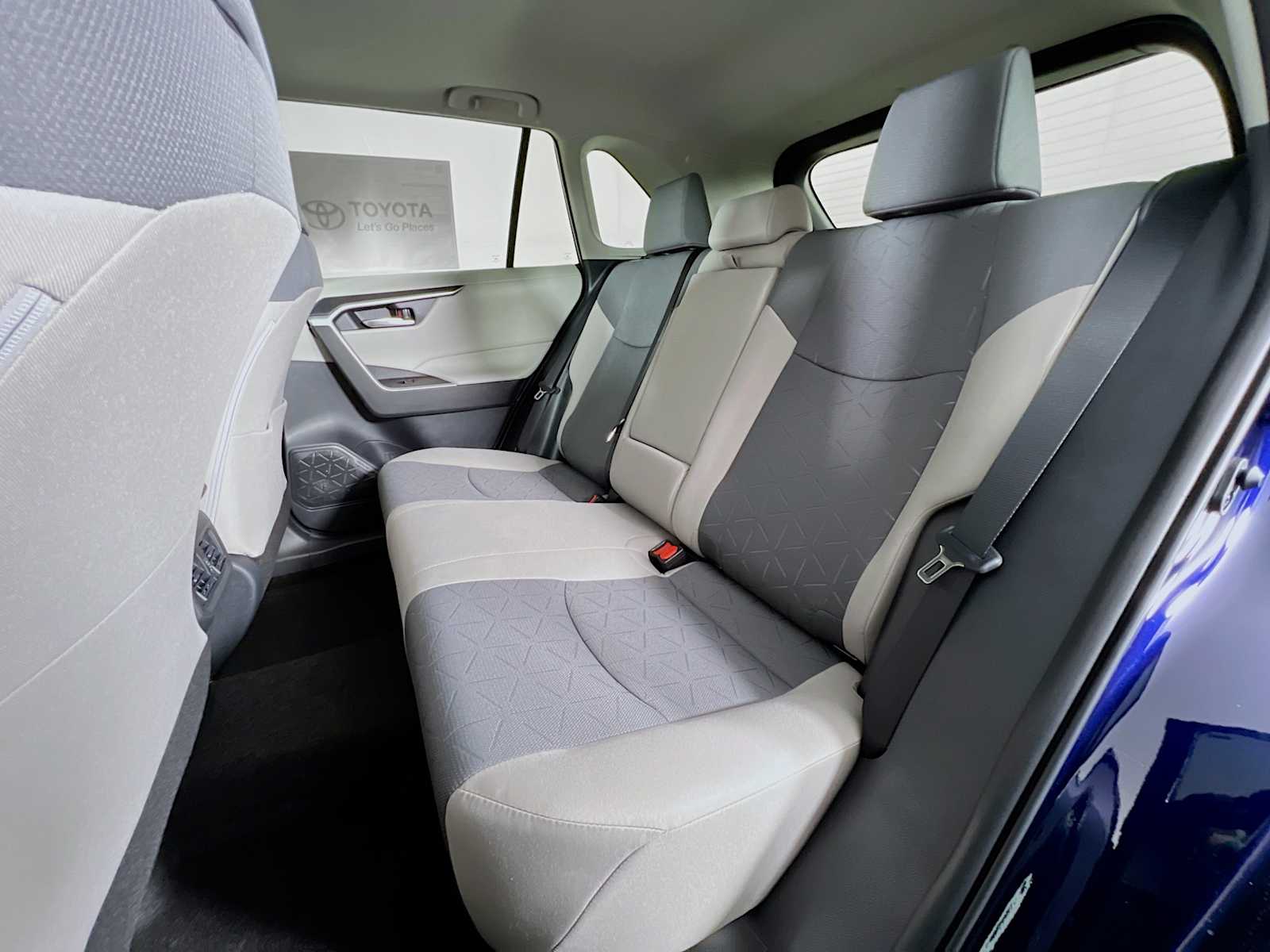 2025 Toyota RAV4 XLE - Photo 13