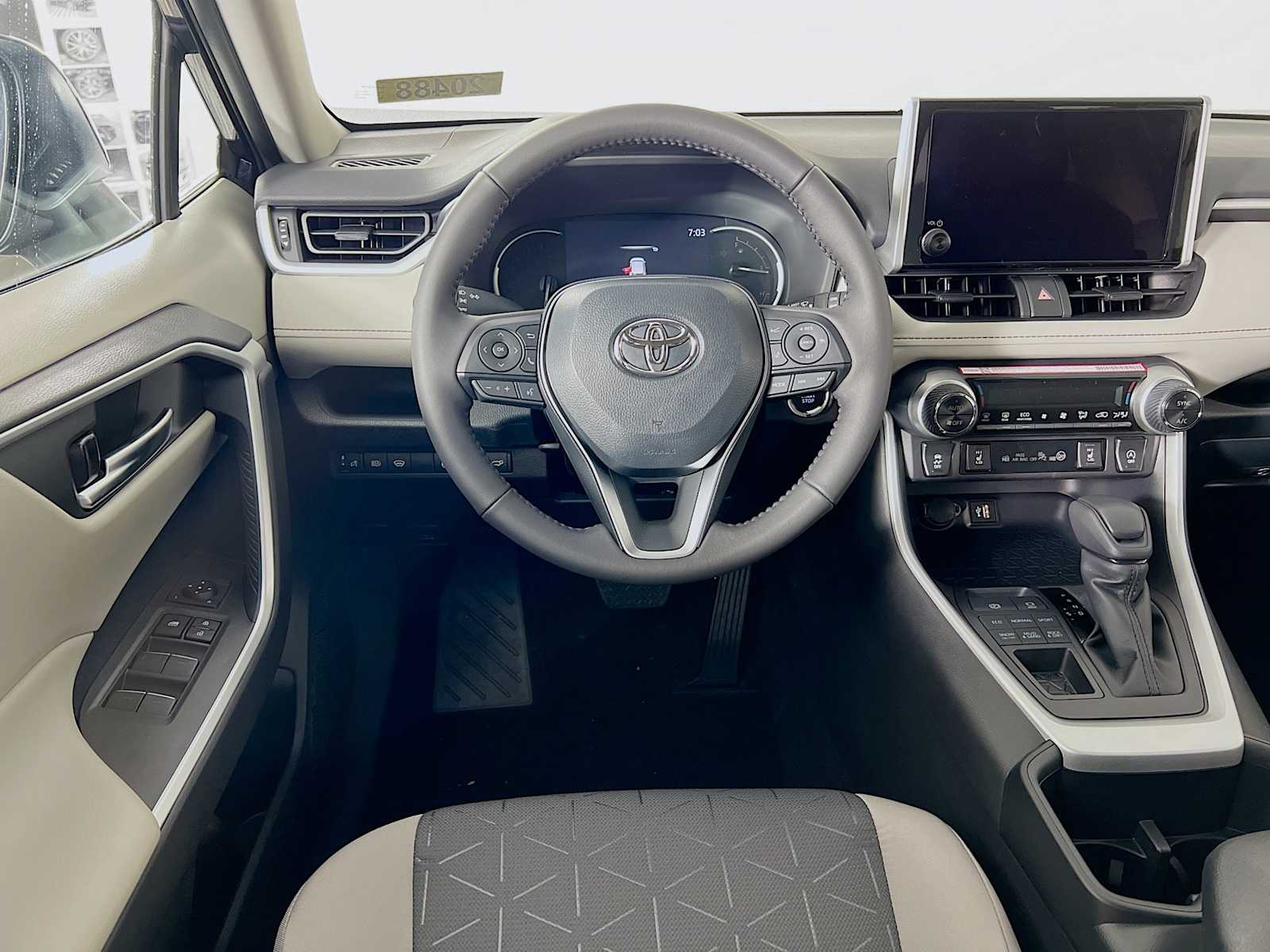 2025 Toyota RAV4 XLE - Photo 15