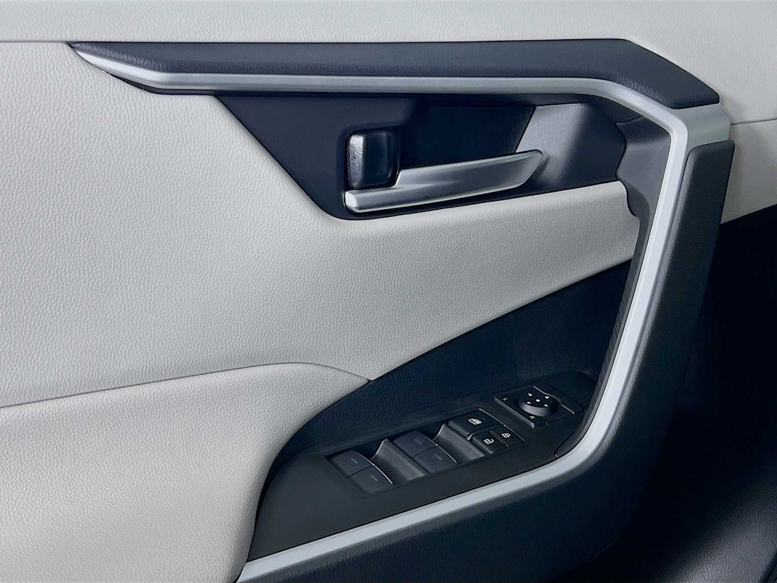 2025 Toyota RAV4 XLE - Photo 16