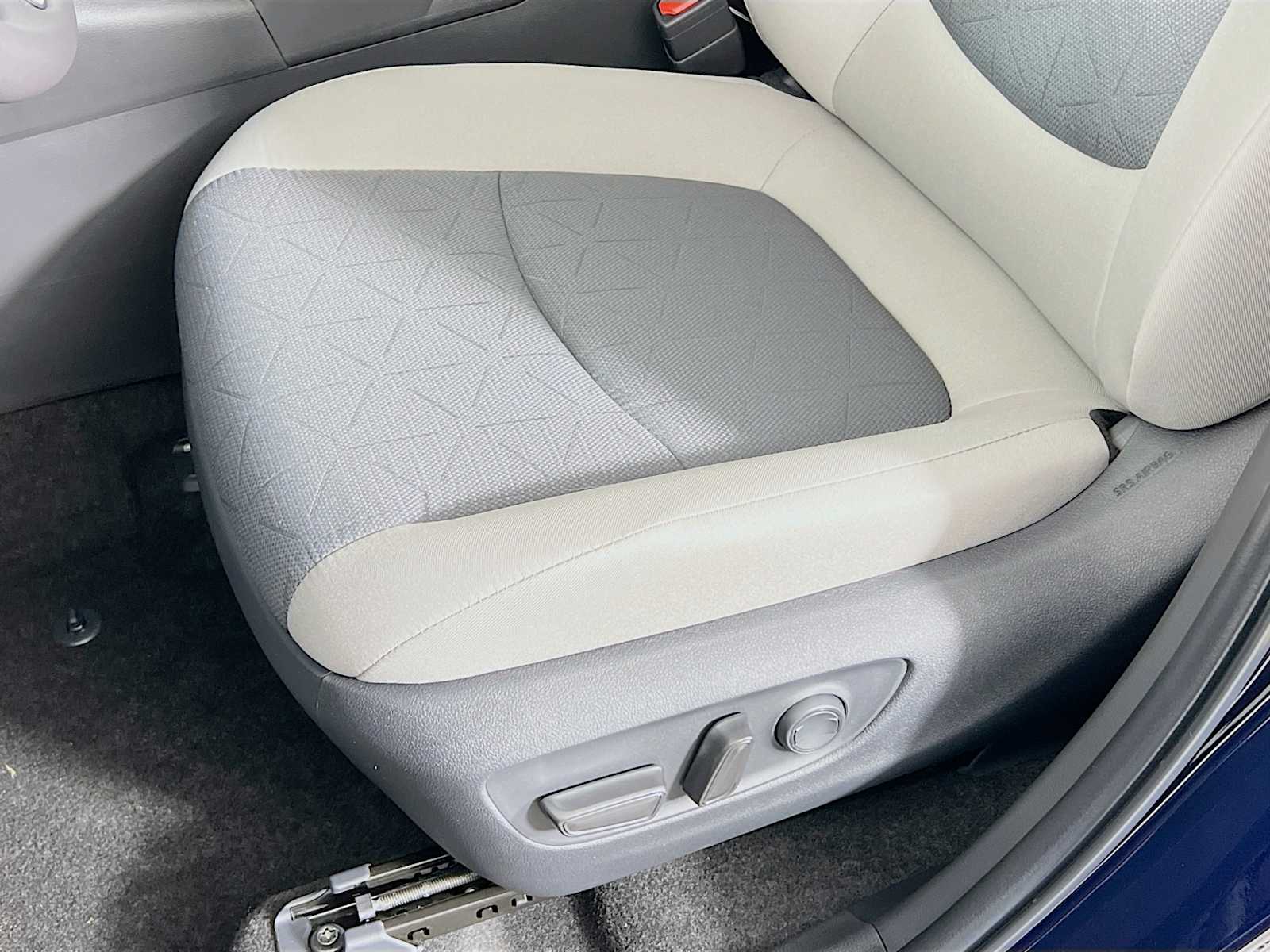 2025 Toyota RAV4 XLE - Photo 17