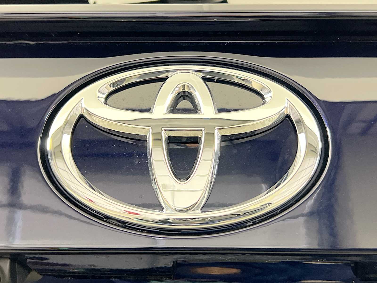 2025 Toyota RAV4 XLE - Photo 18