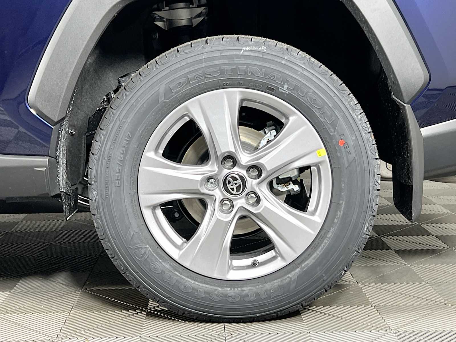 2025 Toyota RAV4 XLE - Photo 19