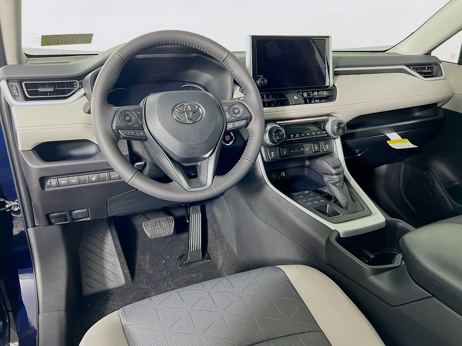 2025 Toyota RAV4 XLE - Photo 6
