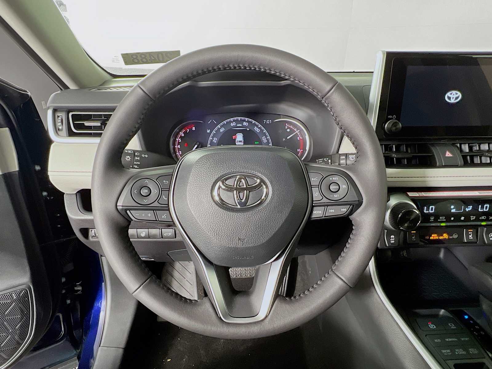 2025 Toyota RAV4 XLE - Photo 7