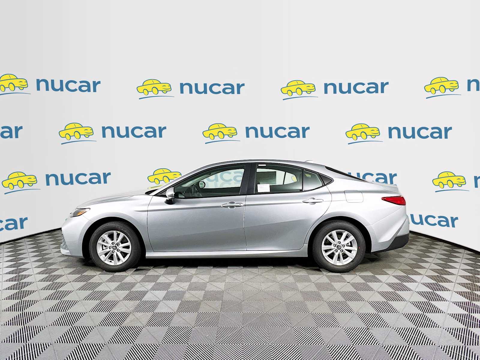 2025 Toyota Camry LE - Photo 3