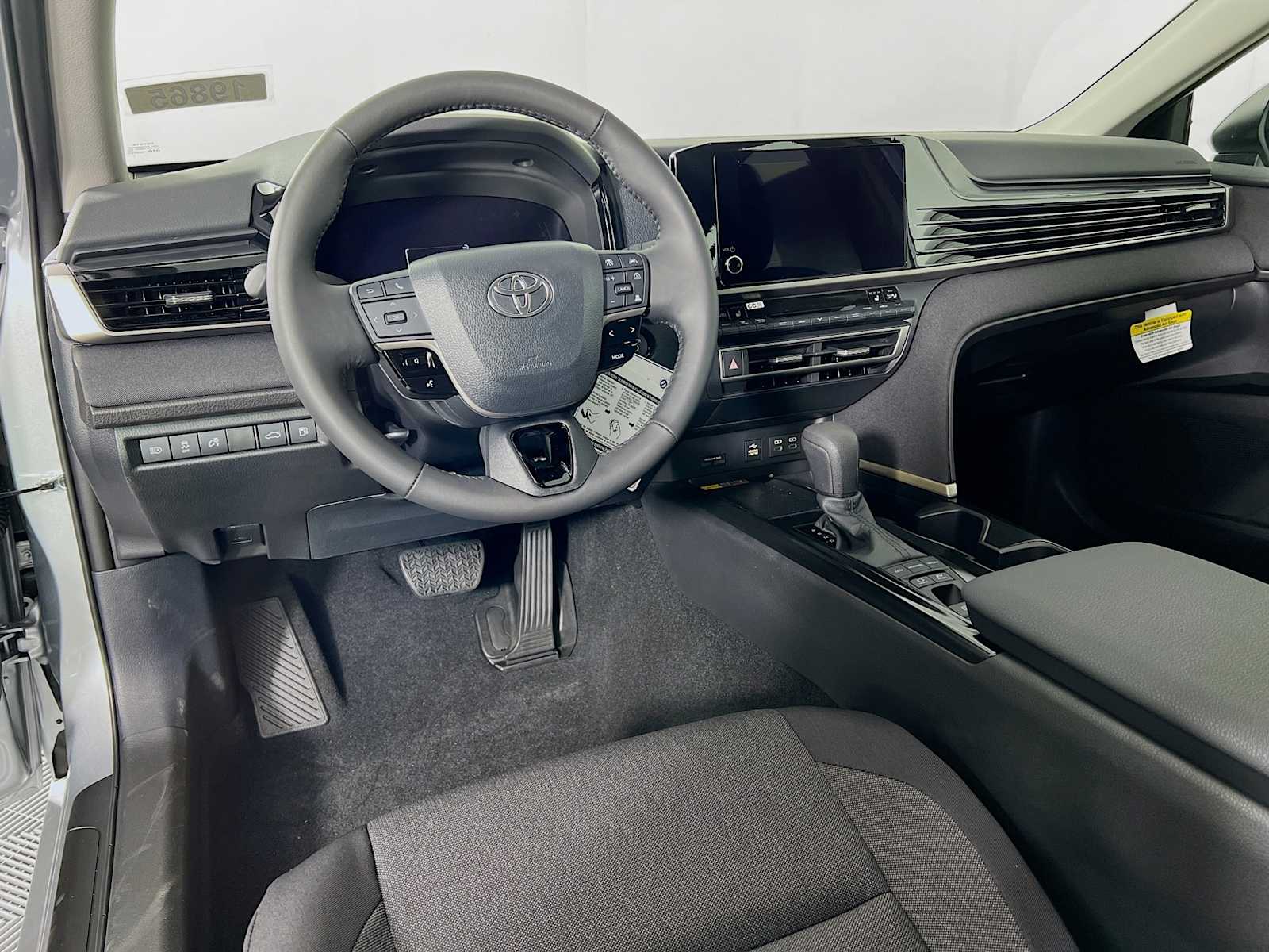 2025 Toyota Camry LE - Photo 6