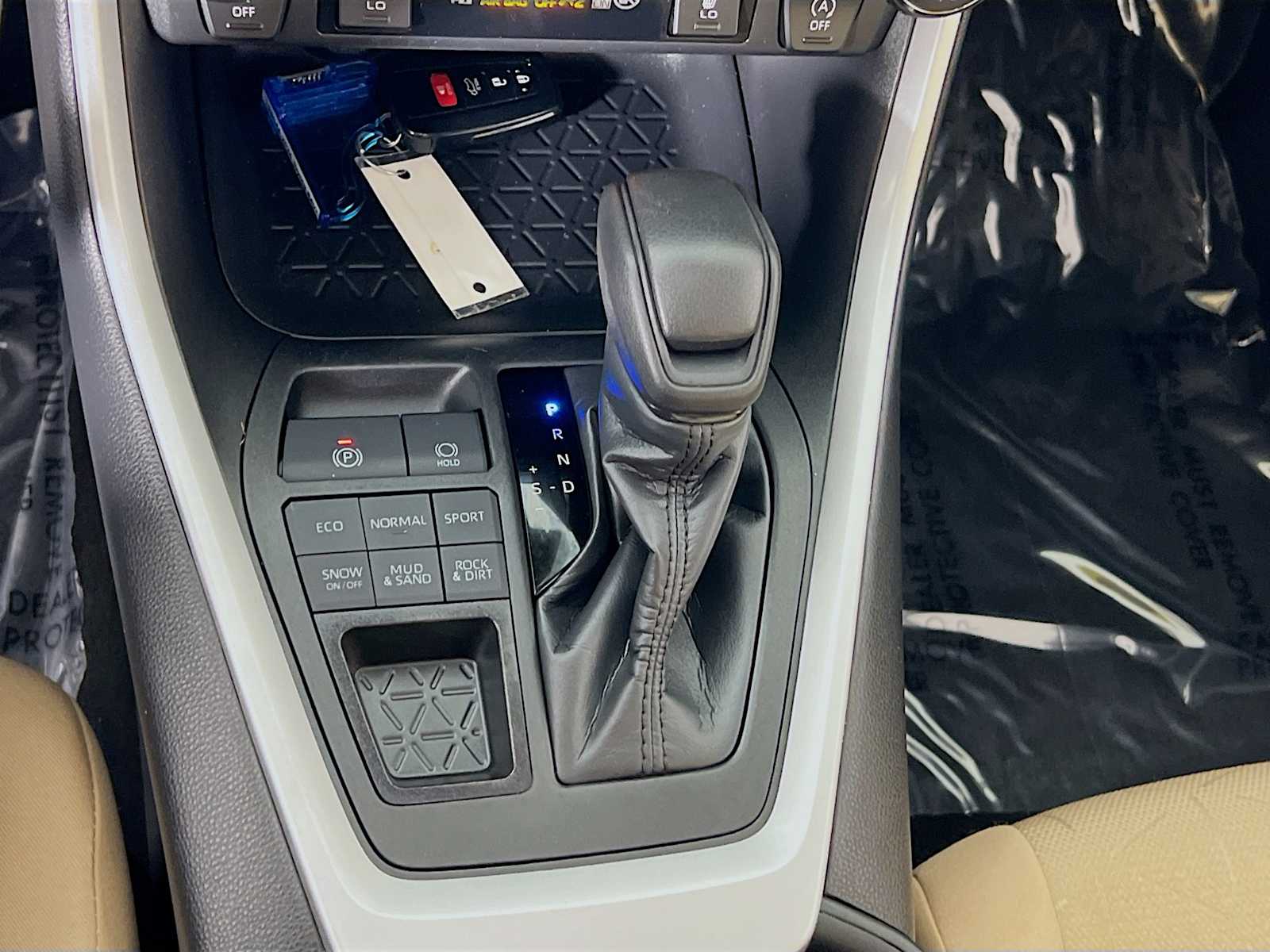 2024 Toyota RAV4 XLE - Photo 16
