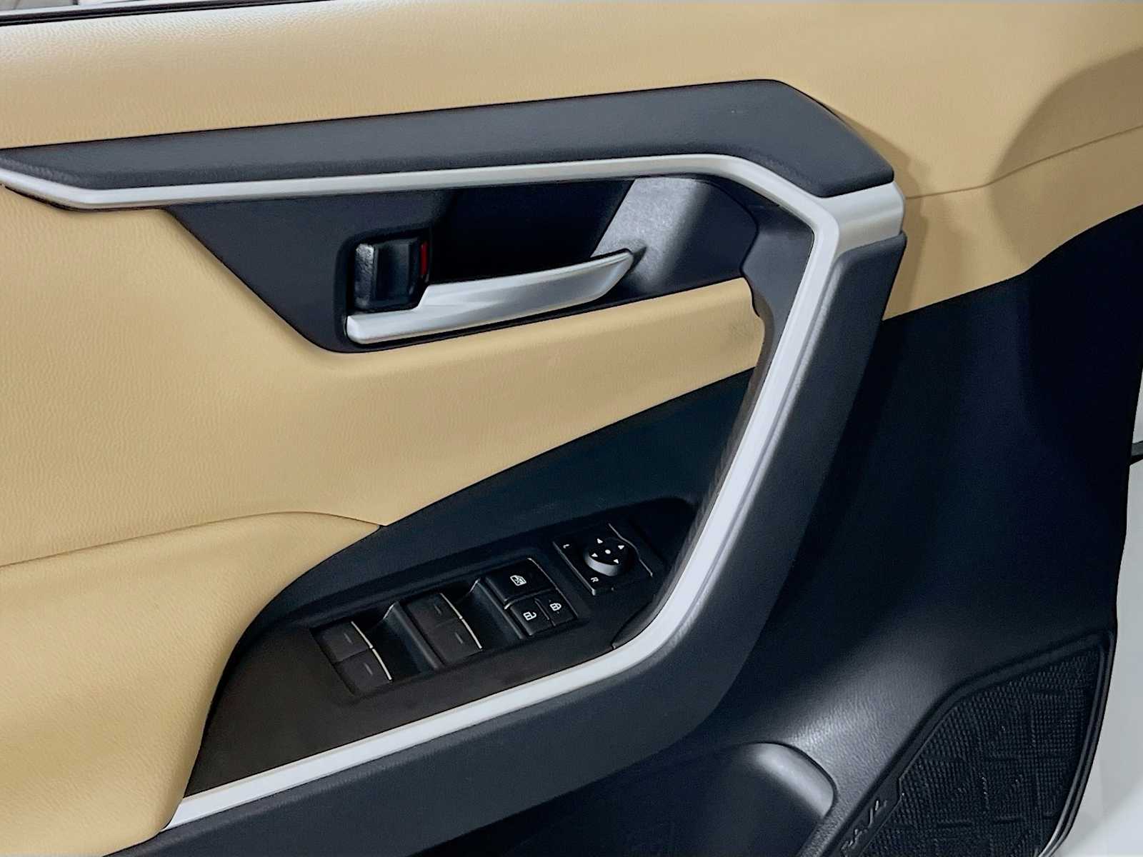 2024 Toyota RAV4 XLE - Photo 17