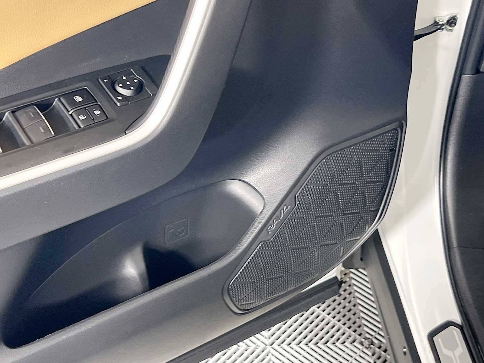 2024 Toyota RAV4 XLE - Photo 18