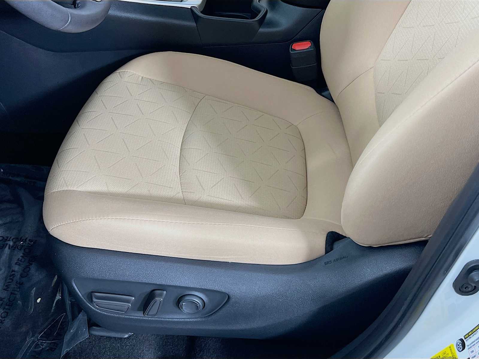 2024 Toyota RAV4 XLE - Photo 19