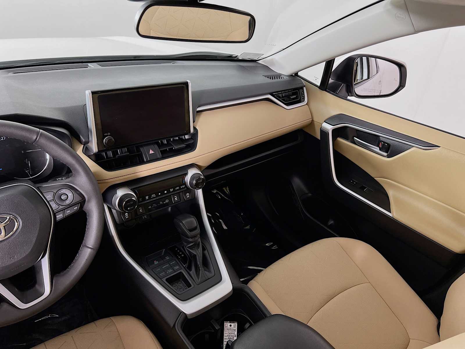 2024 Toyota RAV4 XLE - Photo 24