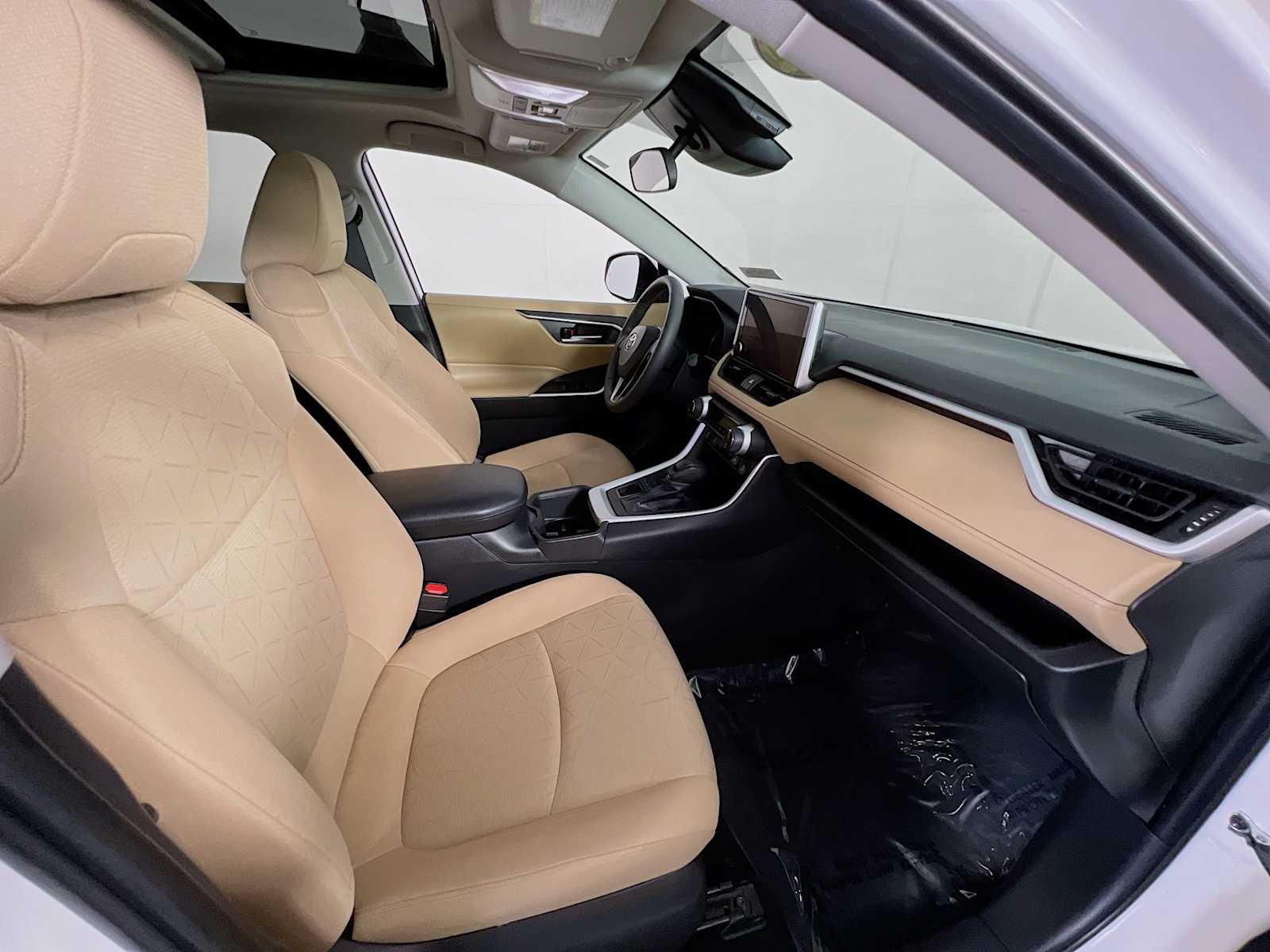 2024 Toyota RAV4 XLE - Photo 28