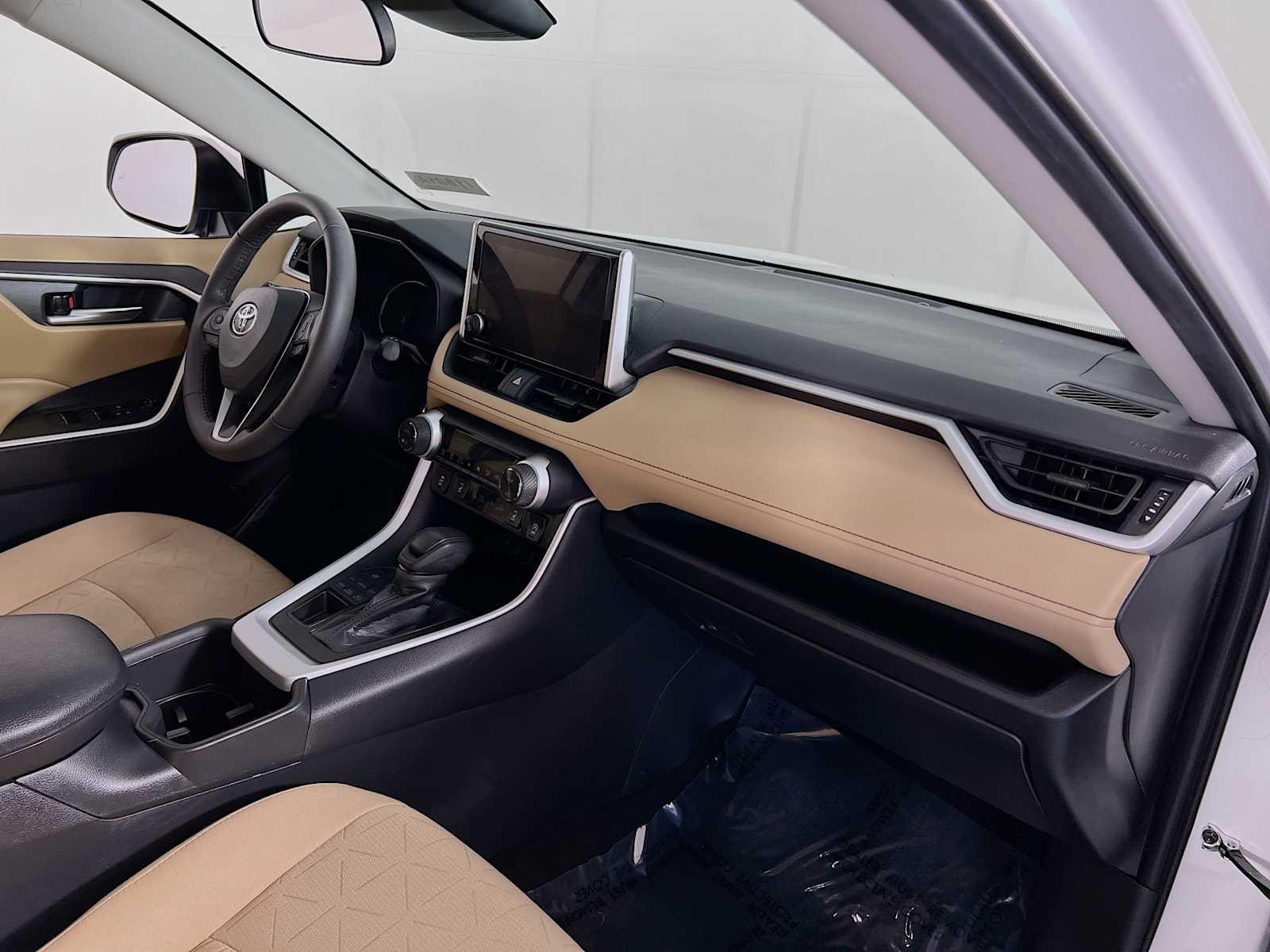 2024 Toyota RAV4 XLE - Photo 29