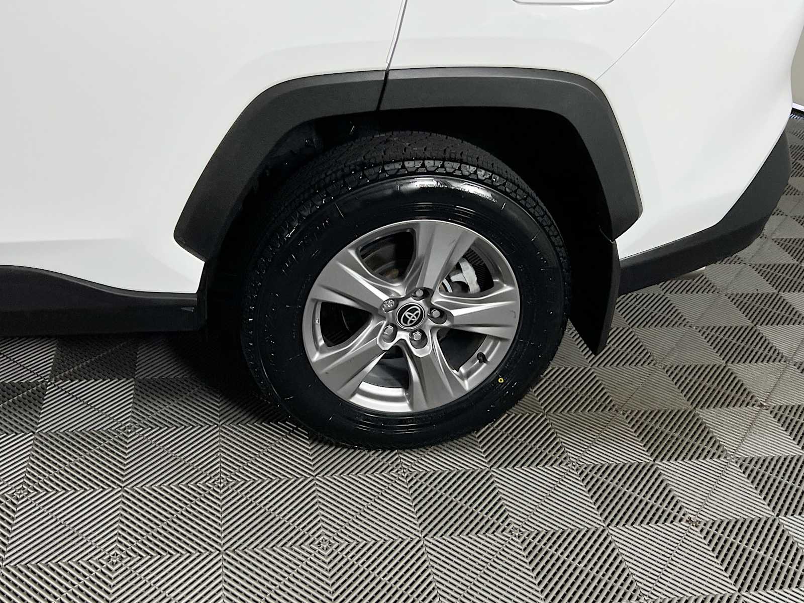 2024 Toyota RAV4 XLE - Photo 31