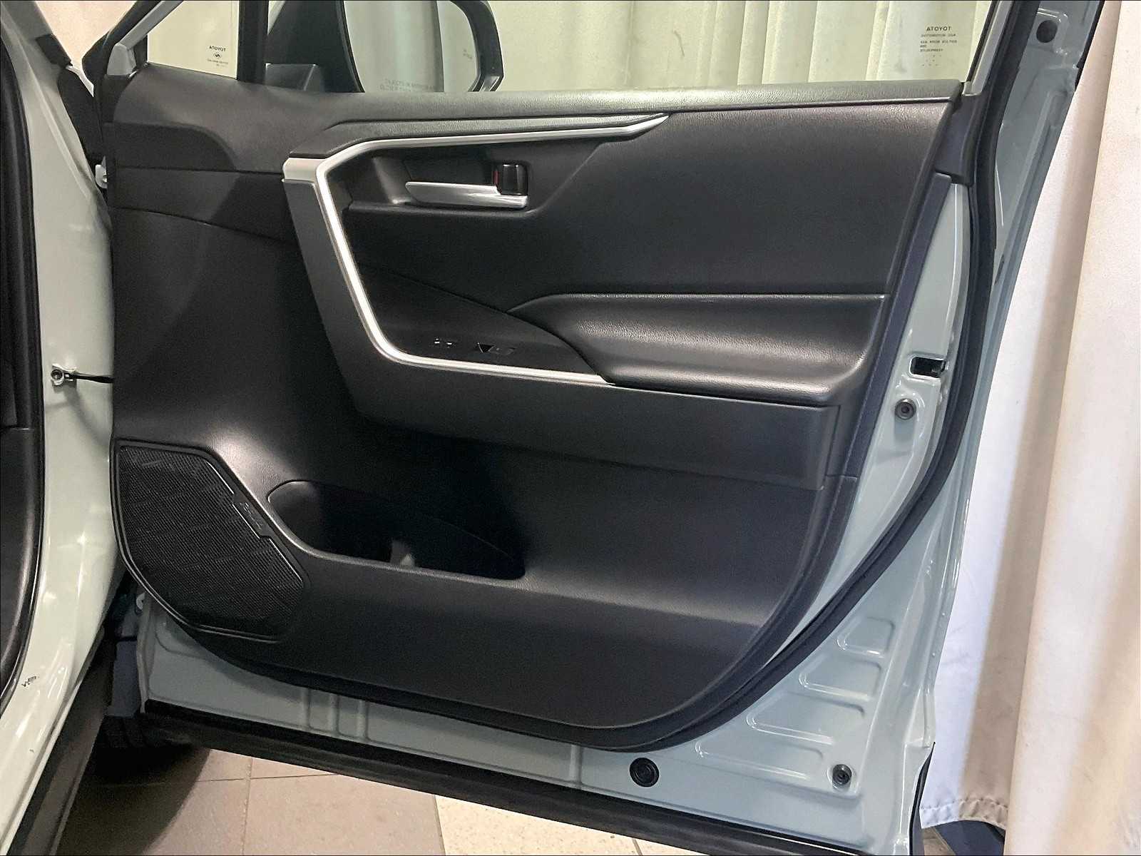 2023 Toyota RAV4 XLE - Photo 12
