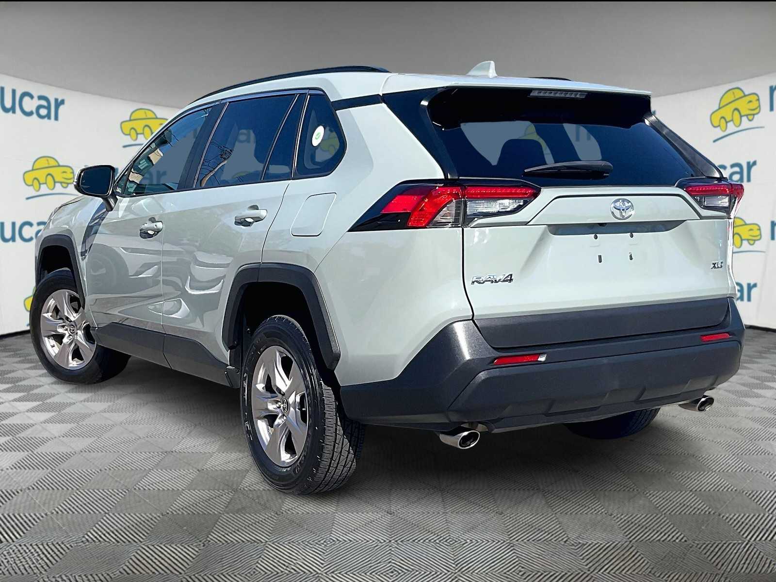 2023 Toyota RAV4 XLE - Photo 4
