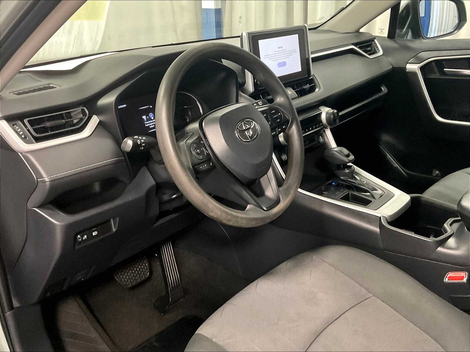 2023 Toyota RAV4 XLE - Photo 8