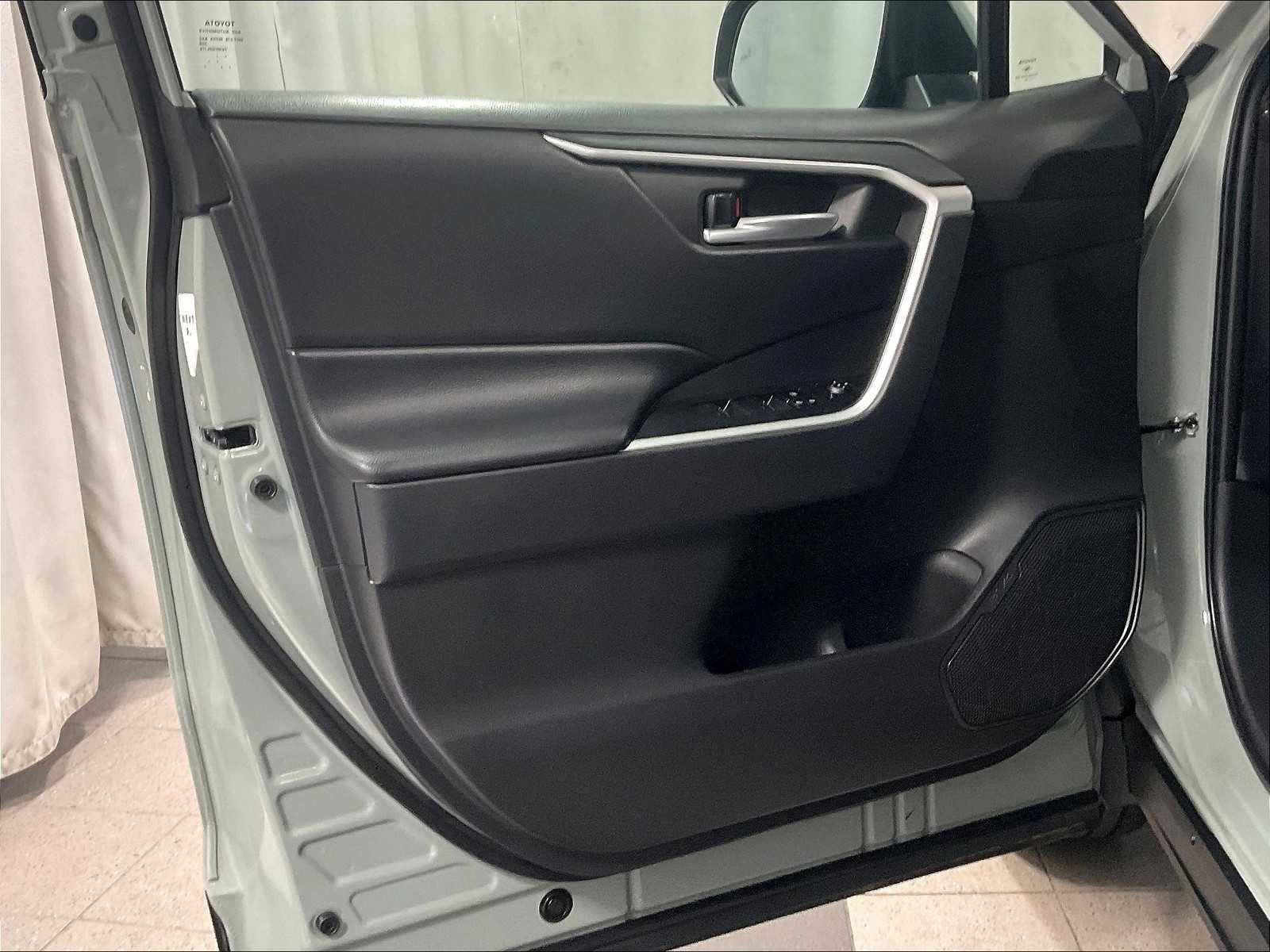 2023 Toyota RAV4 XLE - Photo 9
