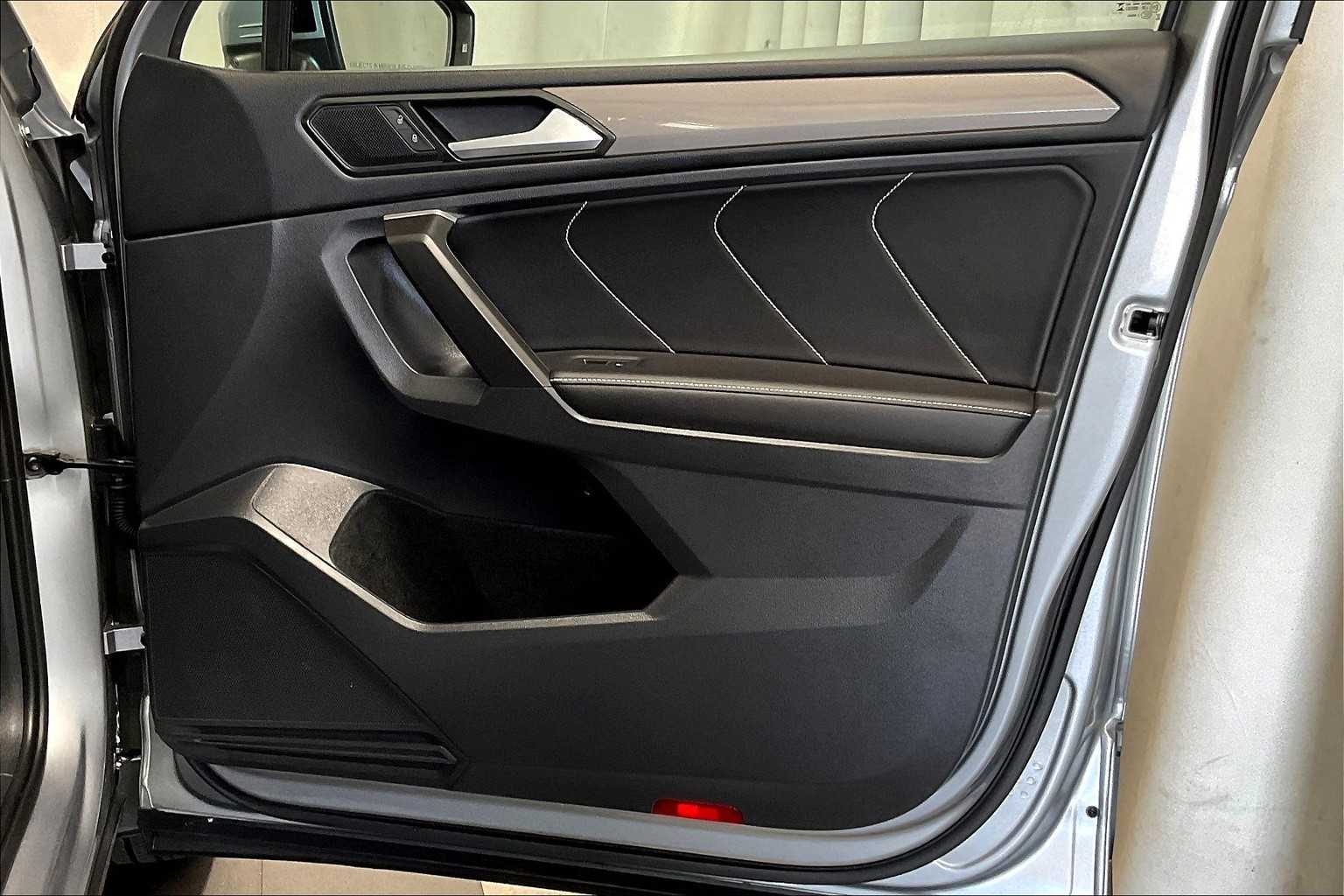 2024 Volkswagen Tiguan SE - Photo 12