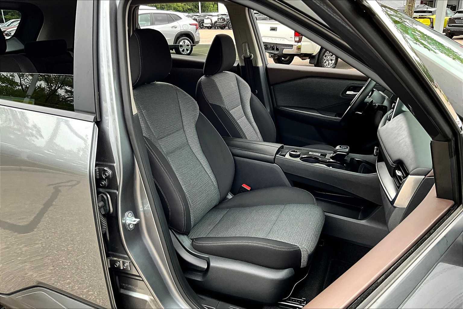 2022 Nissan Rogue SV - Photo 11