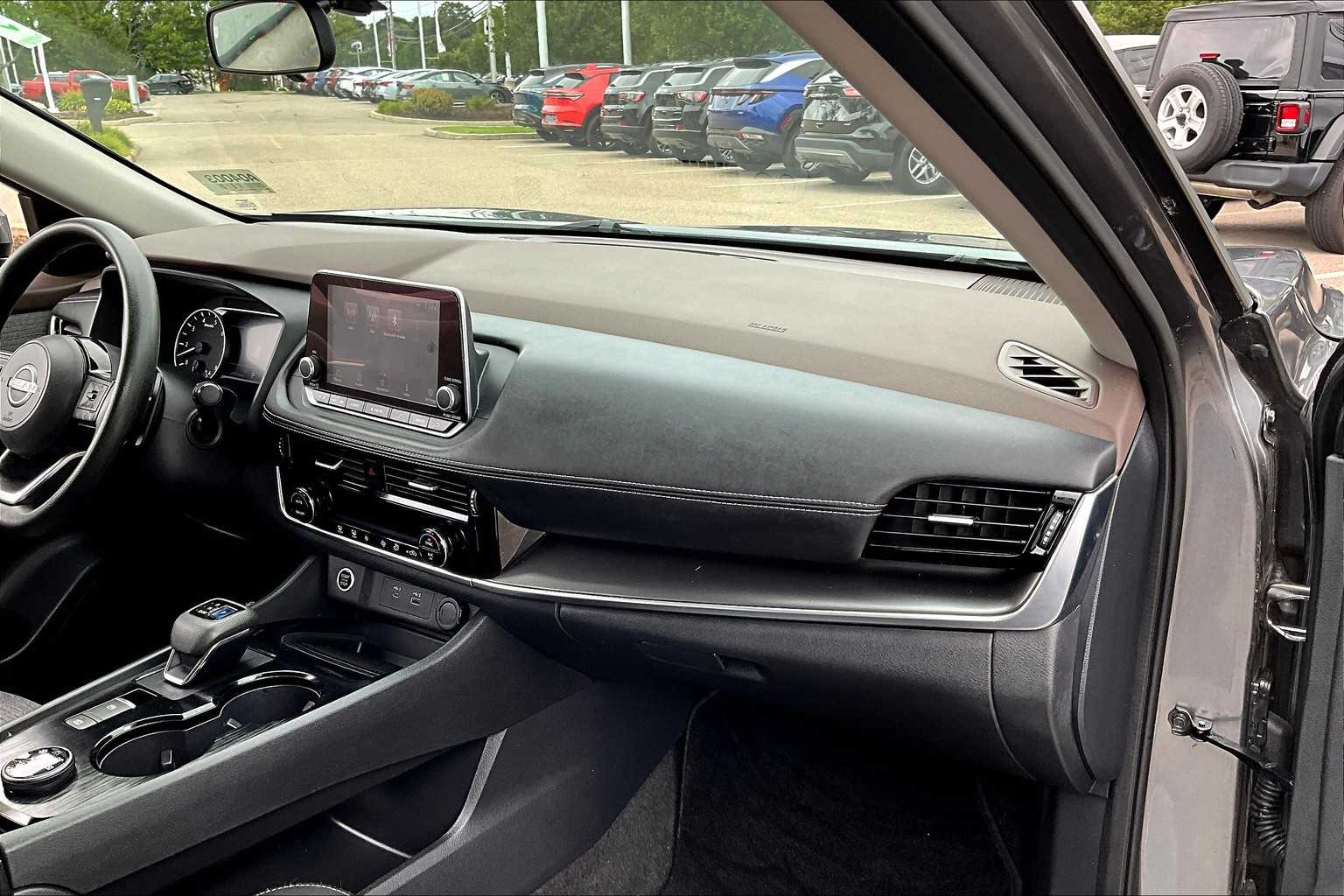2022 Nissan Rogue SV - Photo 13