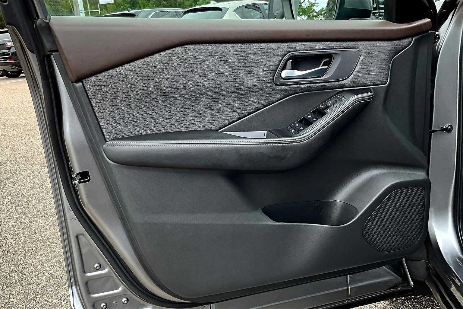 2022 Nissan Rogue SV - Photo 9