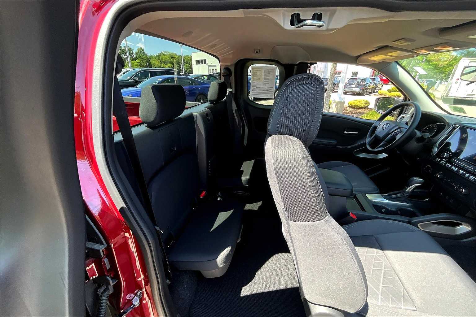2025 Nissan Frontier SV - Photo 16