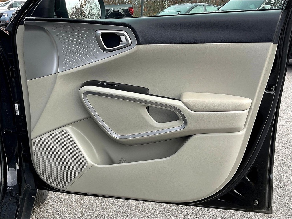 2024 Kia Soul LX - Photo 11