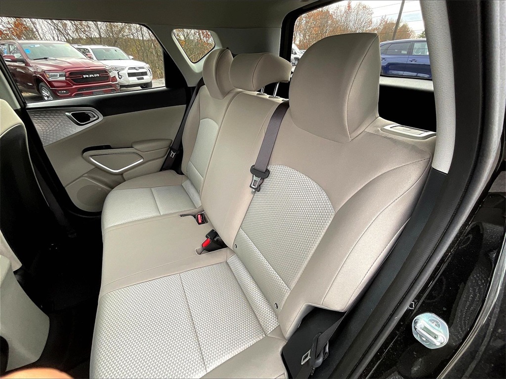 2024 Kia Soul LX - Photo 14