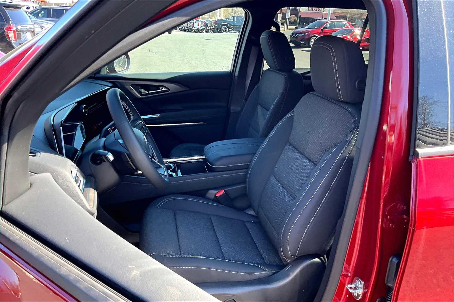 2025 Chevrolet Traverse AWD LT - Photo 11